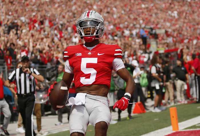 Ohio State Buckeyes wide receiver Garrett Wilson (5) catches a touchdown pass during the first half of the NCAA football game against the Oregon Ducks at Ohio Stadium in Columbus on Saturday, Sept. 11, 2021. Oregon Ducks At Ohio State Buckeyes Football © Adam Cairns/Columbus Dispatch / USA TODAY NETWORK